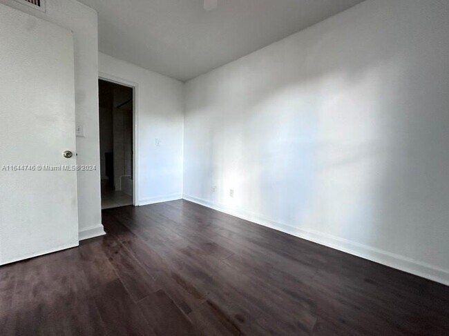 Foto del edificio - 3930 NW 87th Ave
