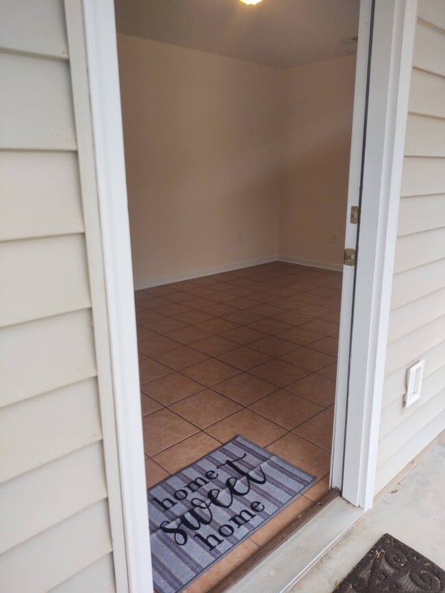 Entrada a la sala de estar - 247 Hereford Cir