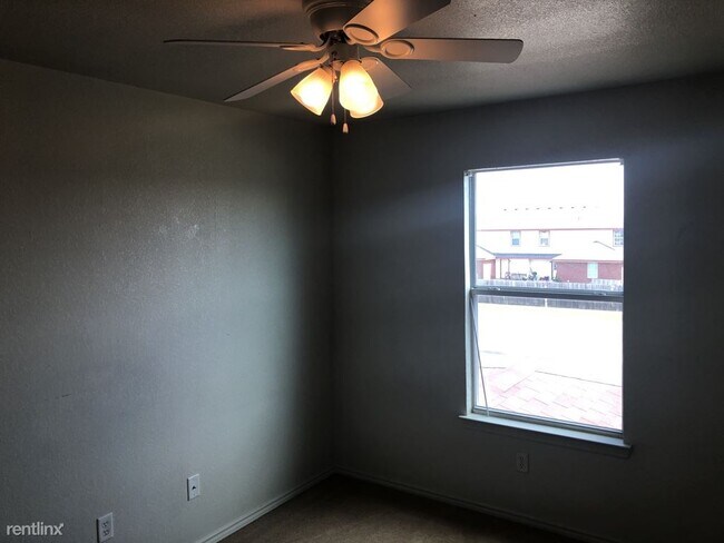 Building Photo - 2 br, 1.5 bath Townhome - 2803 Kerrville Ct C