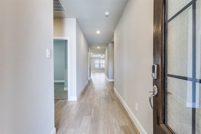 Foto del edificio - 800 Easthill Dr