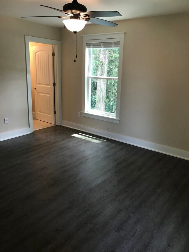 Foto del edificio - Newly Constructed Luxury 4 Bed / 4 Bath Bungalow Cottage with Extra Room and Bathroom