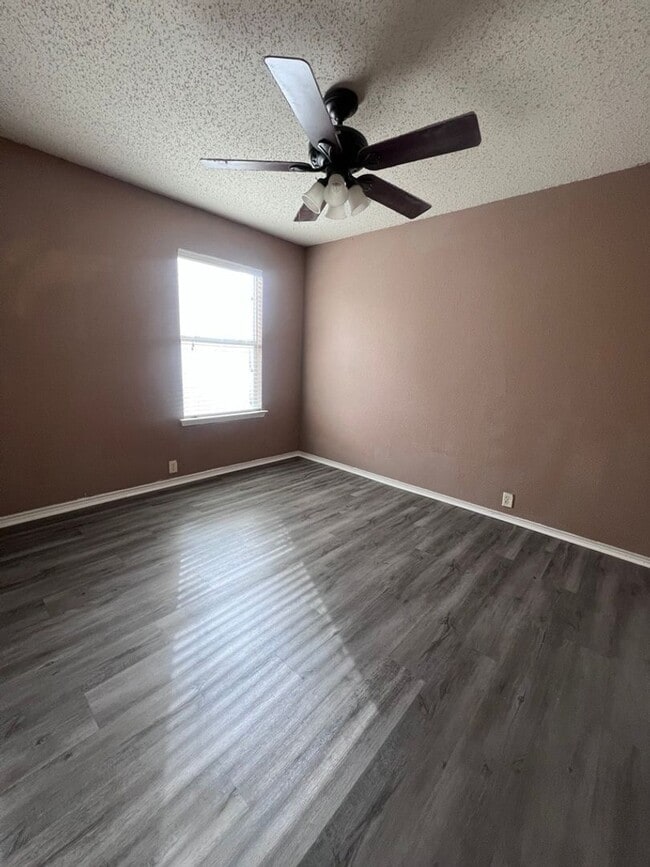 Foto del edificio - 3 Bedroom House READY TO GO!!