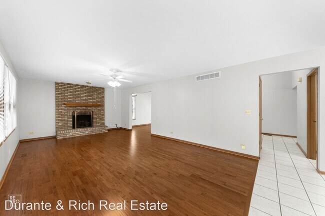 Building Photo - 4 br, 2.5 bath House - 520 Old Country Way