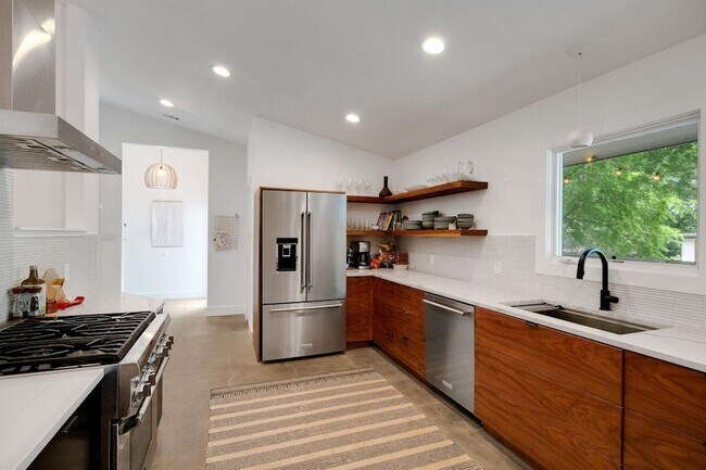 Building Photo - 2502 Side Cove