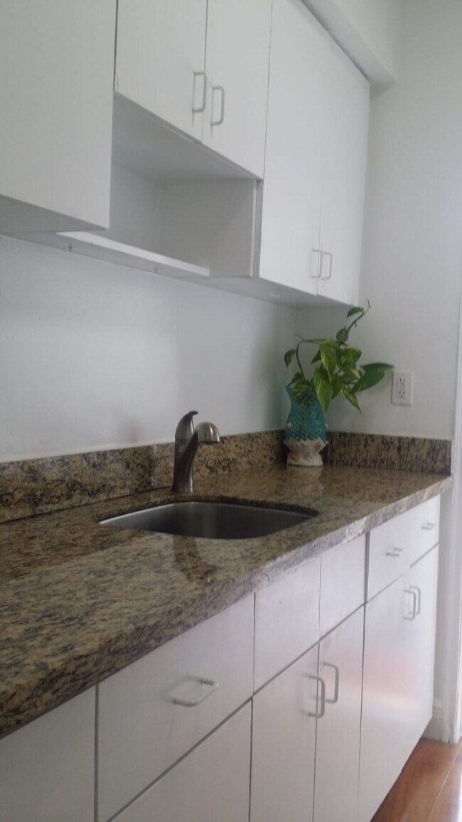 Foto del edificio - 8420 Byron Ave