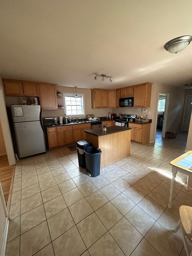 Foto del edificio - Large 3 Bedroom | 2.5 Bath in The Fan!