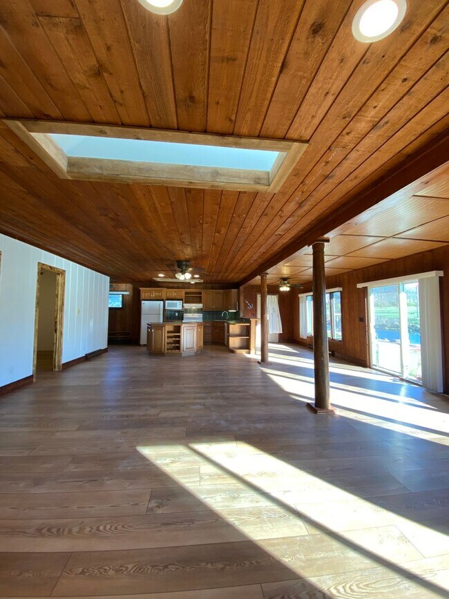 Building Photo - 2 Bedroom Home on Lake Wawasee Channel!