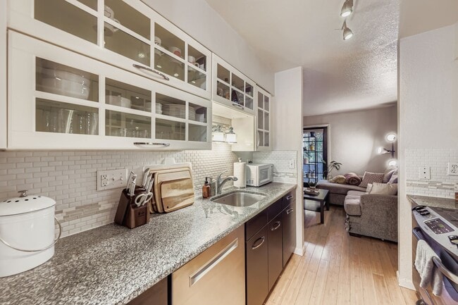 Foto del edificio - 7451 Bradburn Blvd