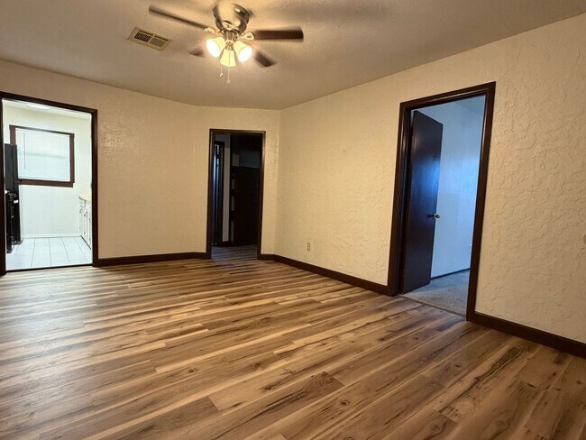 Foto del edificio - 6213 NW Cherry Ave