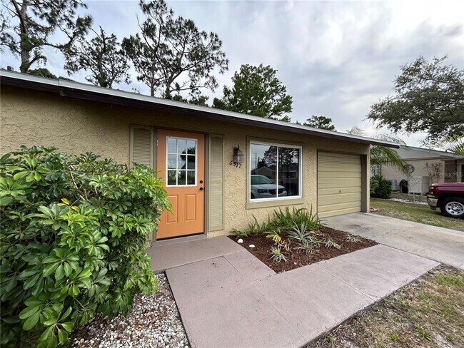 Building Photo - 6517 Kenwood Dr
