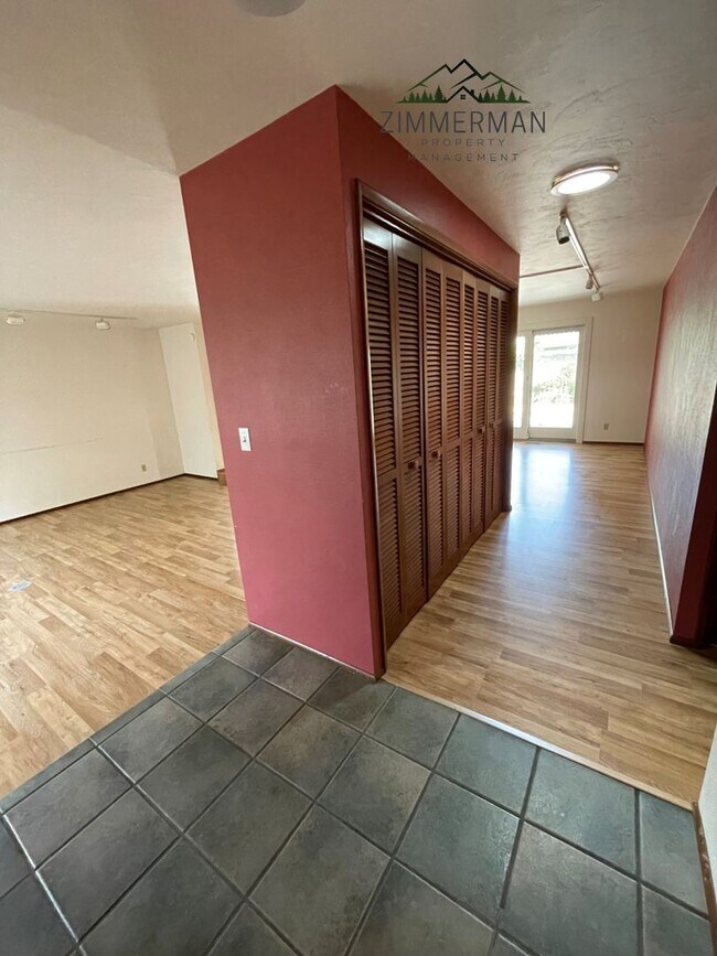 Foto del edificio - 3 Bedroom, 3 Bathroom Home in Beautiful Sh...