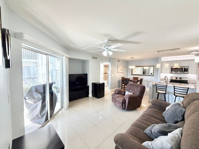 Foto del edificio - ** GRANADA LAKES ** 1 BED / 1 BATH CONDO - GREAT LOCATION - SMALL PET OK! - ANNUAL RENTAL