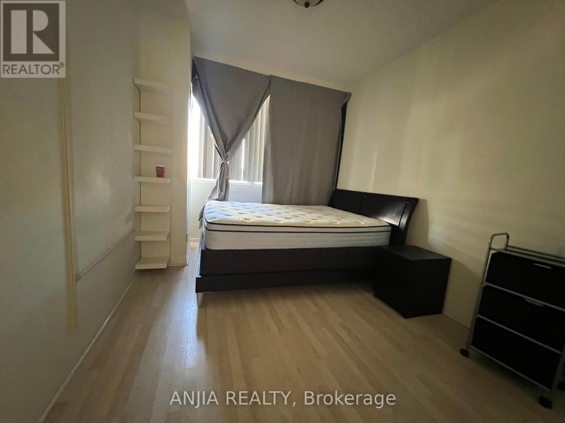 Building Photo - 555 Yonge St