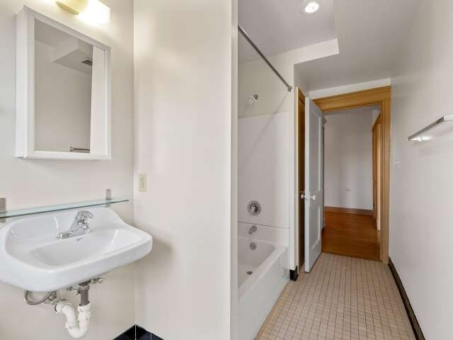 Foto del edificio - 2217 W Wisconsin Ave