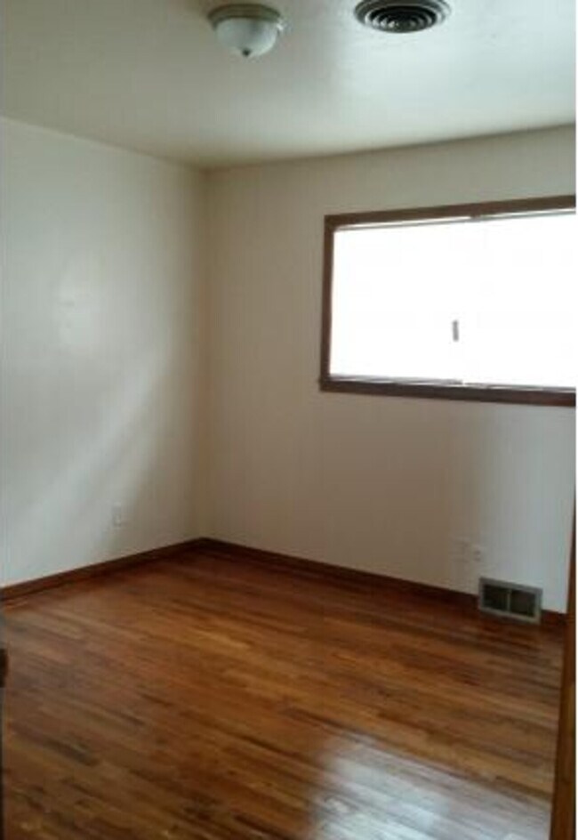 Building Photo - 820 Plains