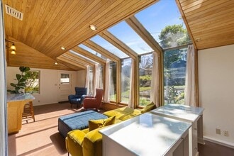 Building Photo - 924 E 9th Ave