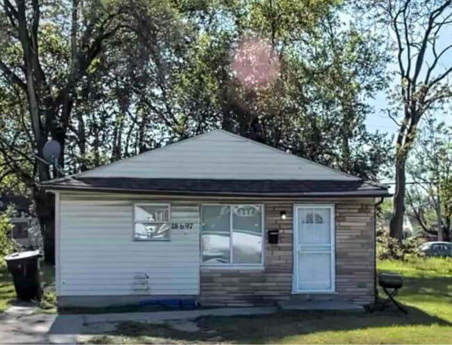Building Photo - 18697 Mound Rd