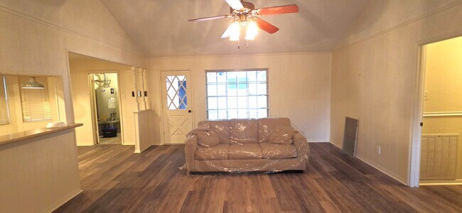 Salida al patio exterior y acceso a la zona de desayuno/cocina. - 12814 Westhorpe Dr