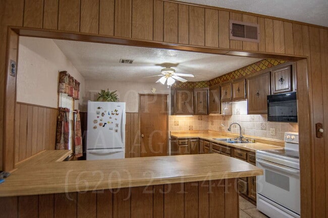 Building Photo - 3-Bed, 1.5-Bath with Detached Dual-Access ...