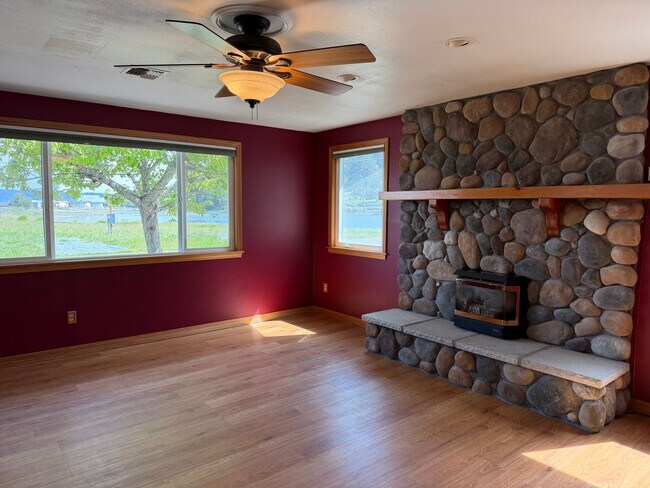 Foto del edificio - Harrington Lagoon Water View Home!