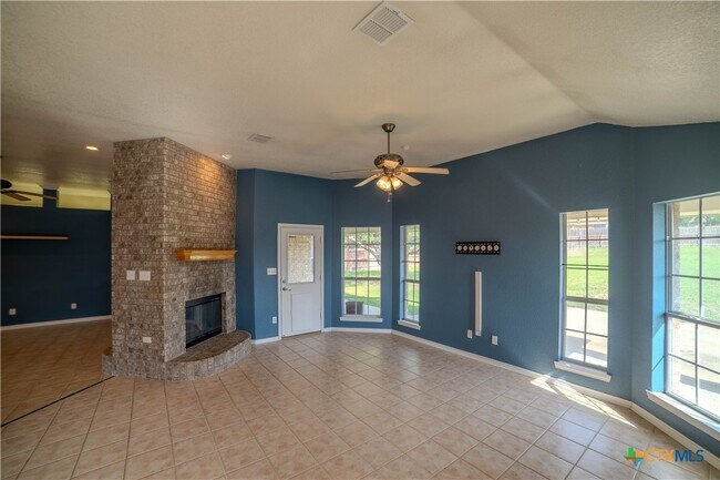 Foto del edificio - 511 Cowhand Dr
