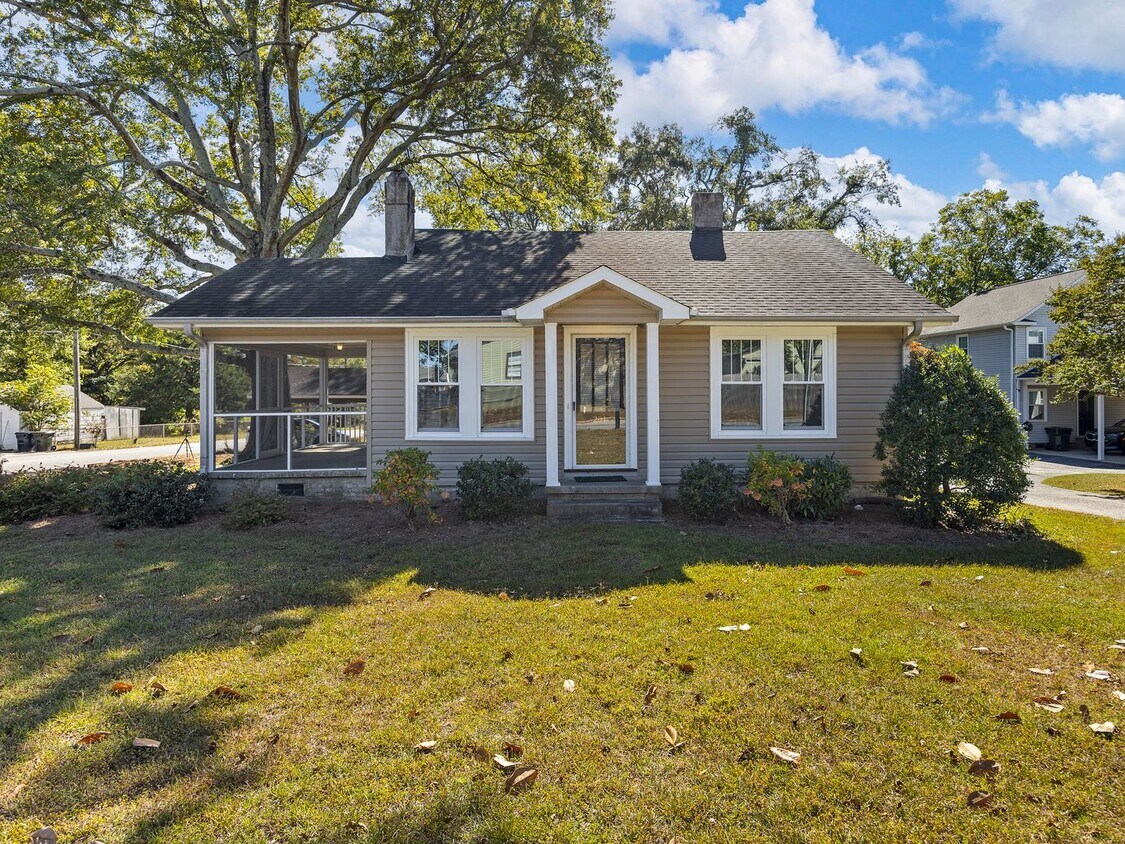 Foto principal - Downtown Greer Charmer: Spacious 3-Bed, 2 BA Home with Screened Porch, Carport & Hardwoods, NO AP...