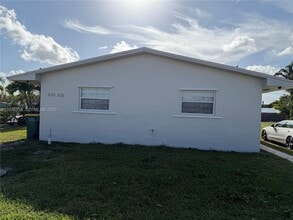 Building Photo - 834 NE 5th Ave