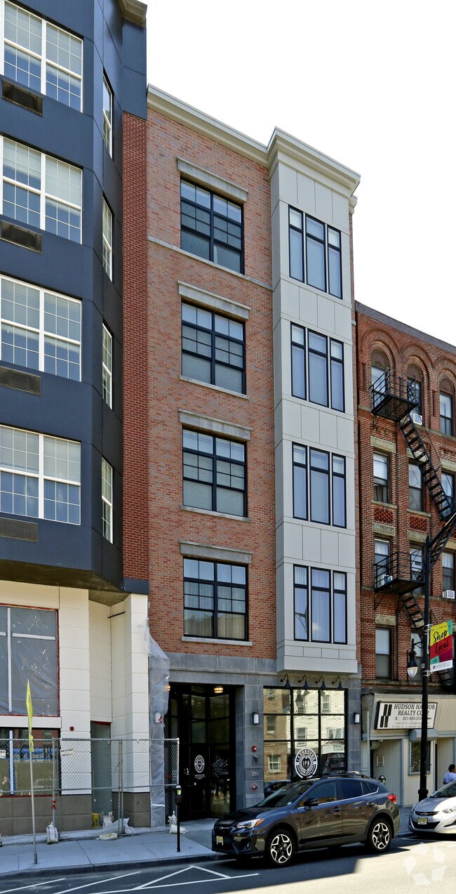 Foto del edificio - 251 Newark Ave