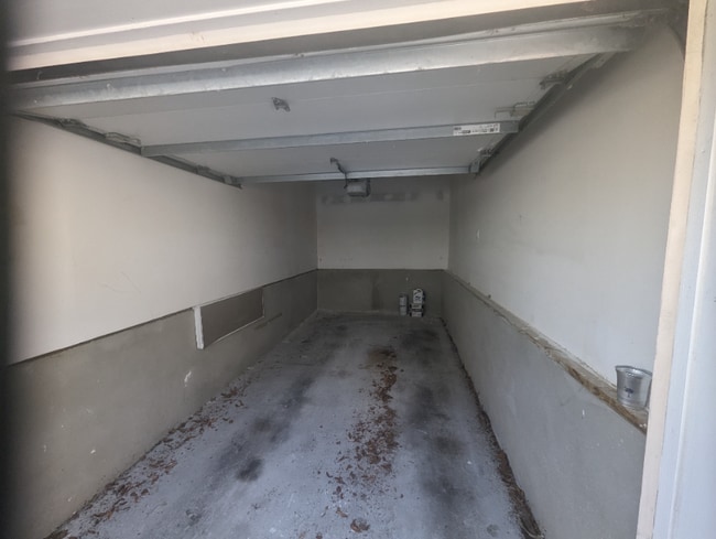 Building Photo - 2 BD Townhouse in Downtown Charleston- 1st...