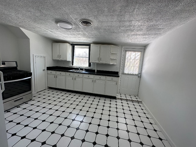 Building Photo - 14 Thill St