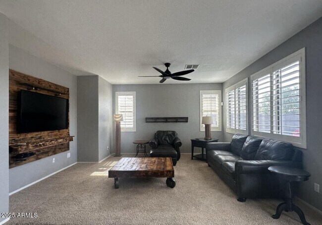 Foto del edificio - 90 W Beechnut Pl