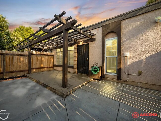 Foto del edificio - Beautiful 2 Bedroom Apartment!