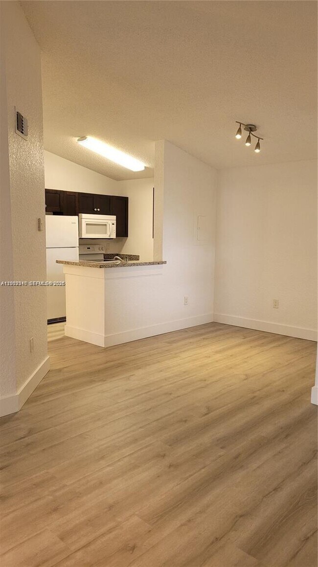 Foto del edificio - 2851 N Oakland Forest Dr