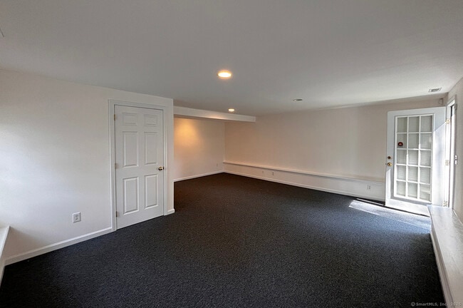 Building Photo - 939 Tunxis Hill Rd