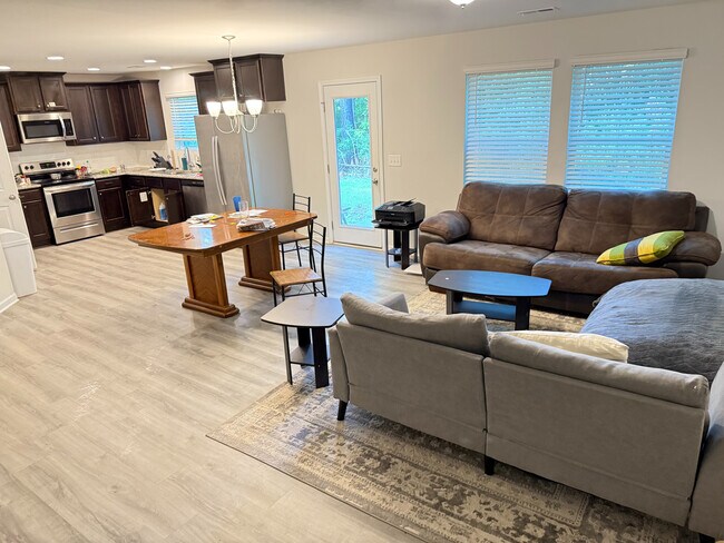 Foto del edificio - Room in Single Family Home on Killian Ct