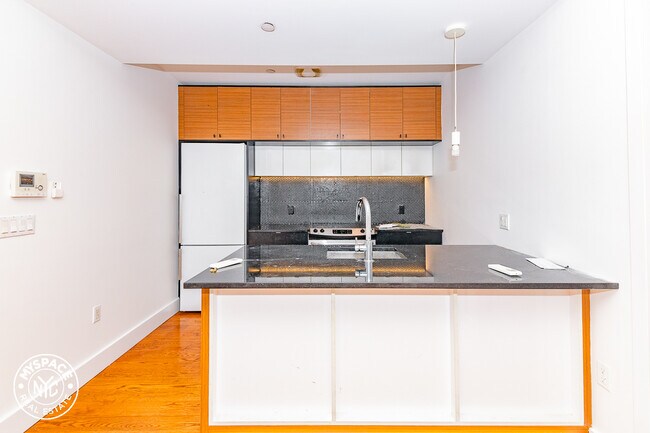 Foto del edificio - 192 Hawthorne St