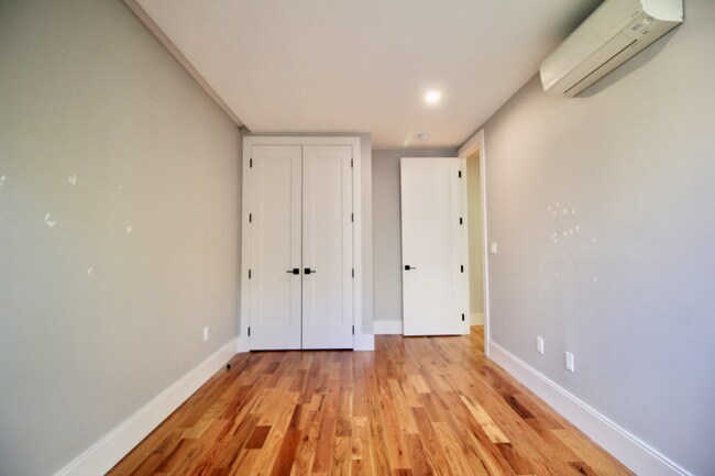 Foto del edificio - 245 Sullivan Pl