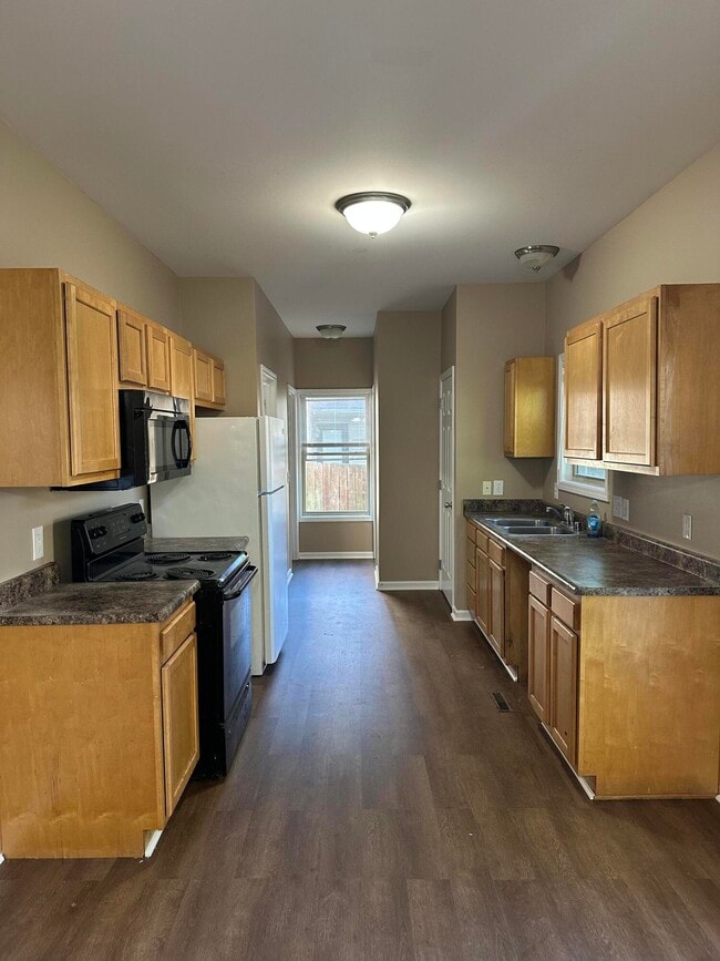 Building Photo - 3933 Pine Ridge Way