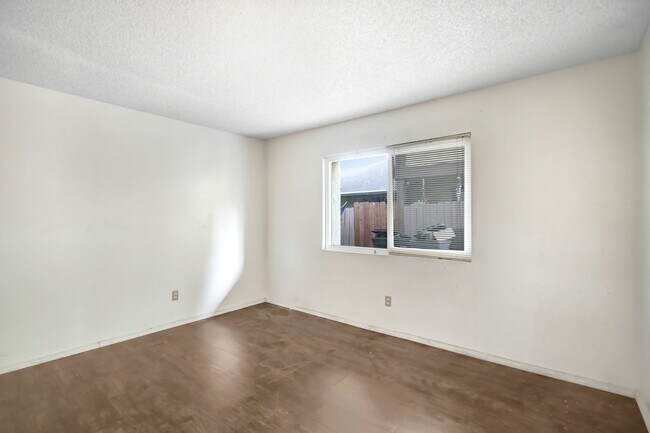 Foto del edificio - 3/2 Duplex for Lease in Lake Elsinore!