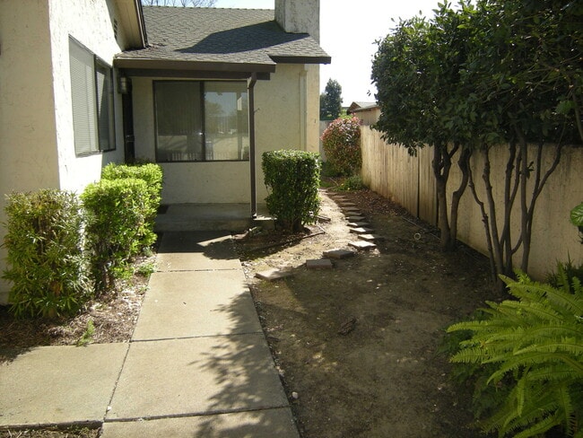 Building Photo - Lovely duet with easy access to shopping a...
