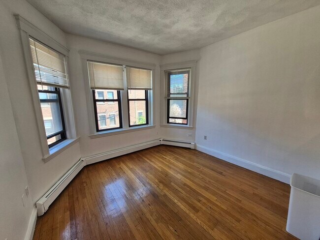 Building Photo - 451 Park Dr