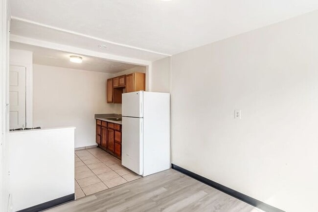 Building Photo - Newly Remodeled Downtown Studio!