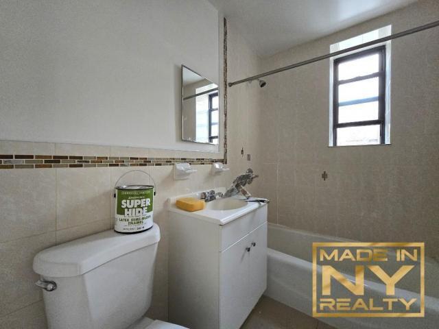 Foto del edificio - 1 bedroom in Rego Park NY 11374