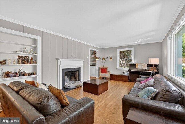 Foto del edificio - 7215 Rollingwood Dr