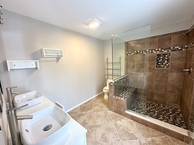 Building Photo - 76 Trottingham Ct