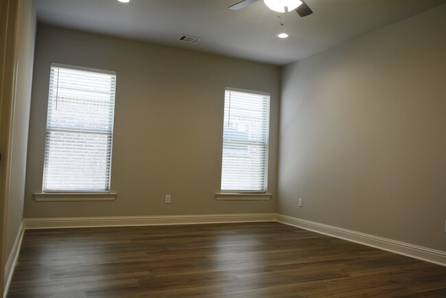 Building Photo - 7217 Kenilworth Crossing Ave