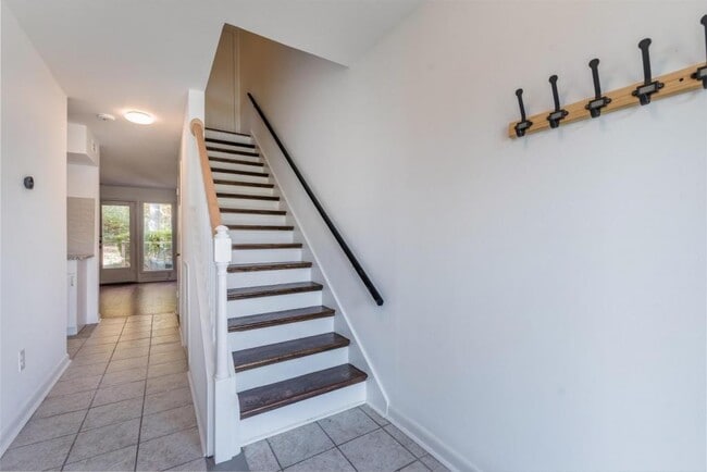 Building Photo - 706 Oak Tree Dr