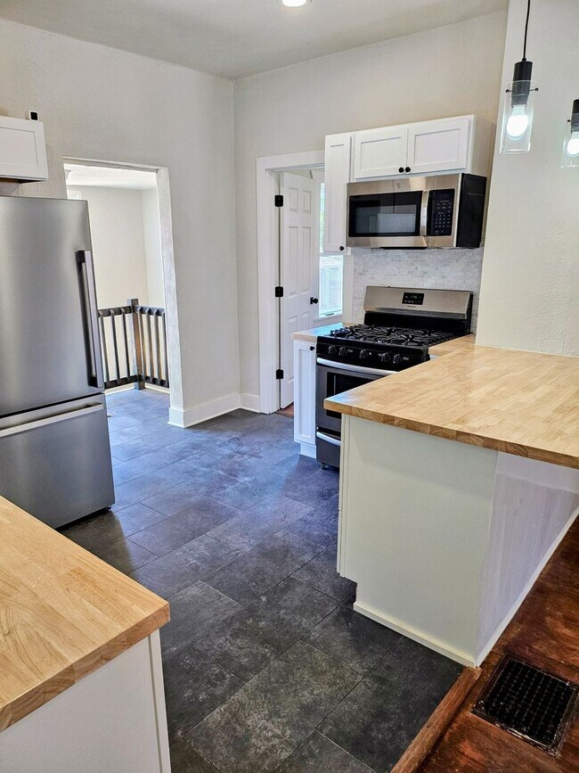 Building Photo - ALL PROSPECTIVE TENANTS MUST SUBMIT A $58 ...