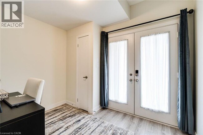 Photo du bâtiment - 590 N Service Rd