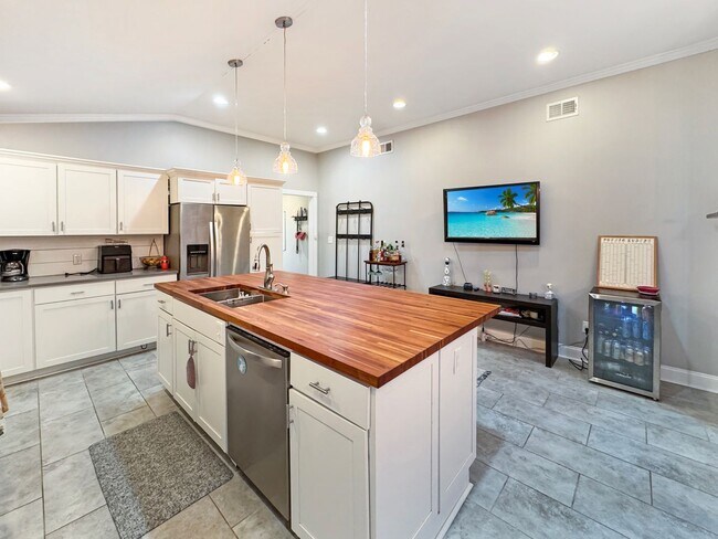 Foto del edificio - Large 4 bedroom, 3 bath home recently updated near Chickasaw Gardens